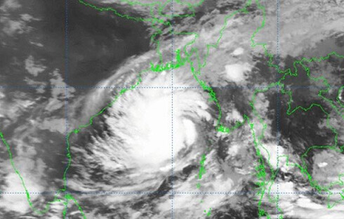 বাংলাদেশের দিকে ধেয়ে আসছে গভীর নিম্নচাপ, উত্তাল সাগর