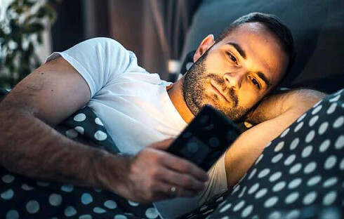 গভীর রাত পর্যন্ত মোবাইল ব্যবহারে যেসব ক্ষতি হতে পারে