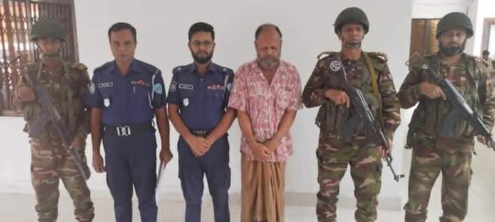 দাউদকান্দিতে পুলিশ ও সেনাবাহিনীর অভিযানে সাবেক চেয়ারম্যান মনির হোসেন গ্রেপ্তার