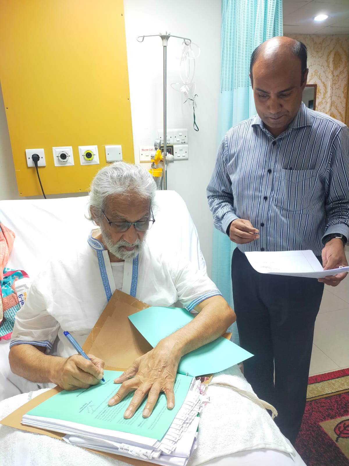 “হাসপাতালেও দাপ্তরিক কাজ সম্পাদন করছেন স্থানীয় সরকার উপদেষ্টা”