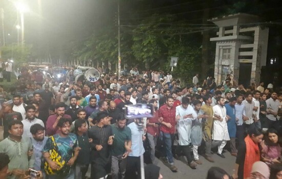 ছাত্রলীগ নিষিদ্ধ হওয়ায় ঢাবি ক্যাম্পাসে আনন্দ মিছিল
