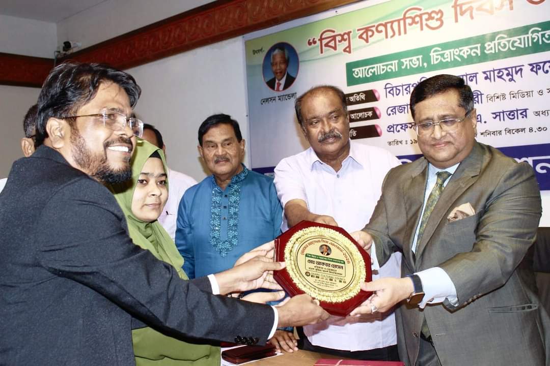 সমাজসেবায়’সম্মাননা পেলেন স্বদেশ মৃত্তিকার চেয়ারম্যান