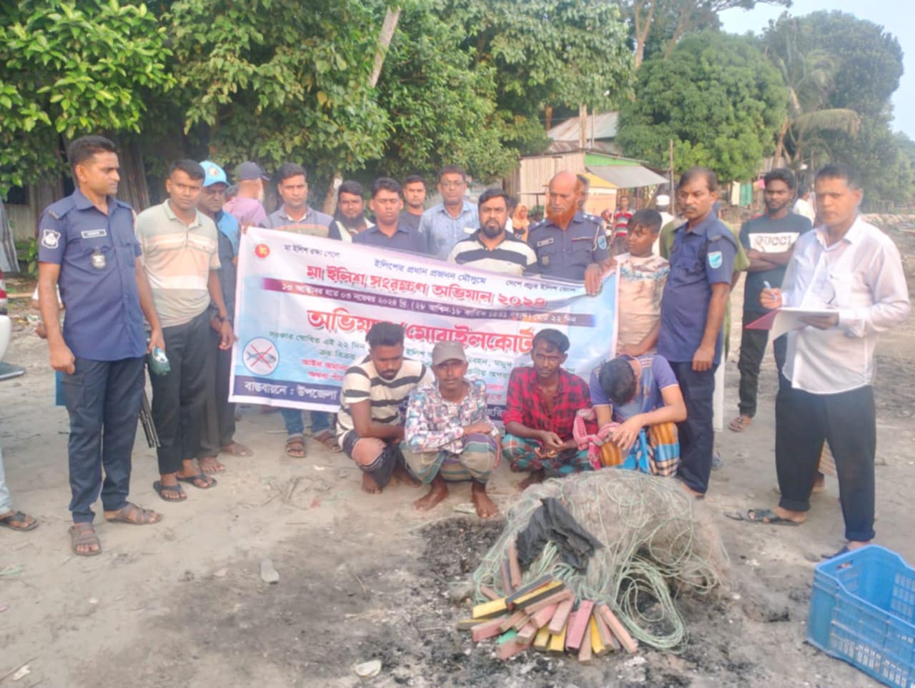 হরিরামপুরে ইলিশ রক্ষায় কঠোর অবস্থানে প্রশাসন-পুলিশ ও মৎস্য দপ্তর