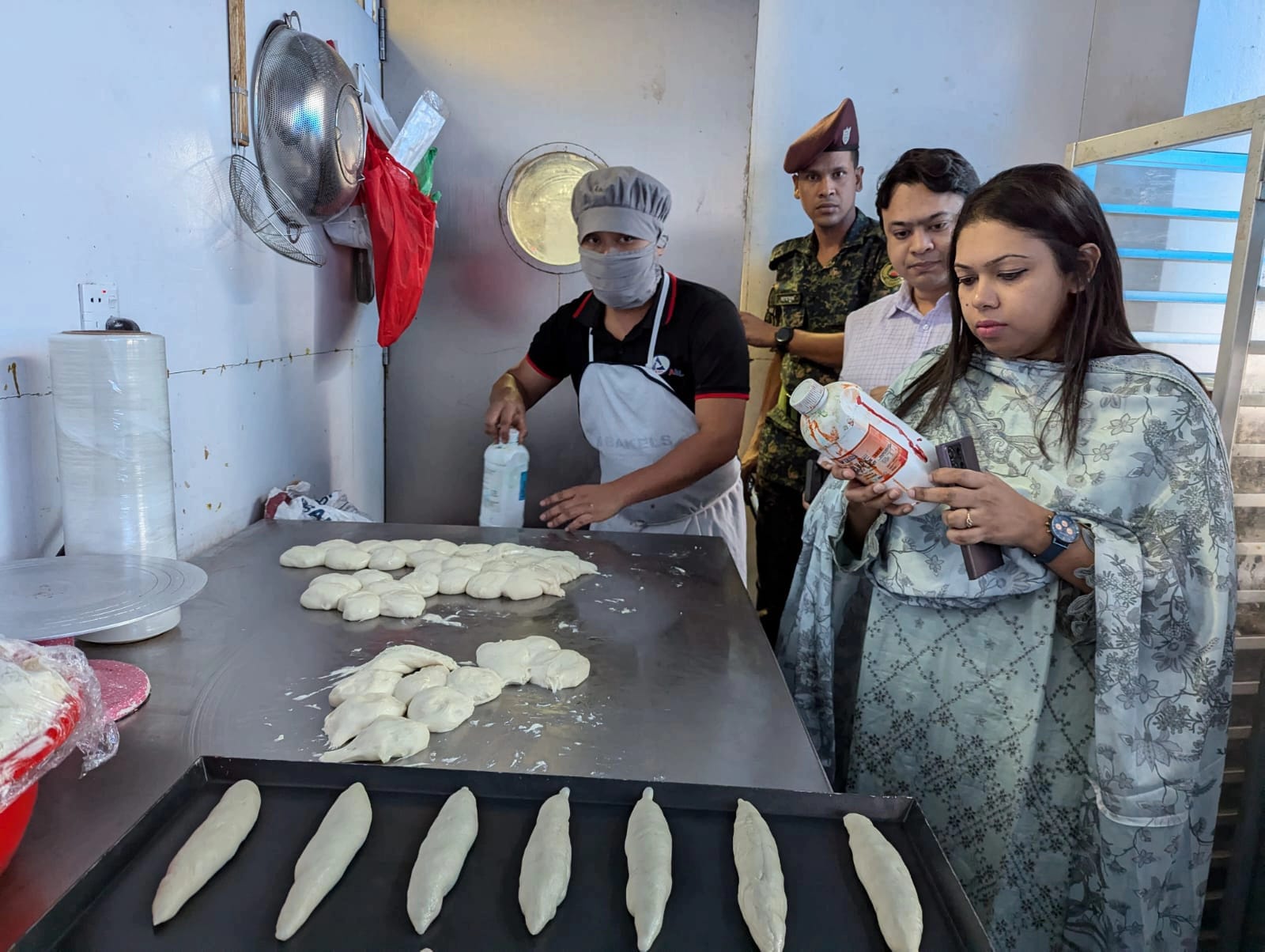 *আকিজ বেকারিকে ৪ লাখ টাকা জরিমানা করলো নিরাপদ খাদ্য কর্তৃপক্ষ*