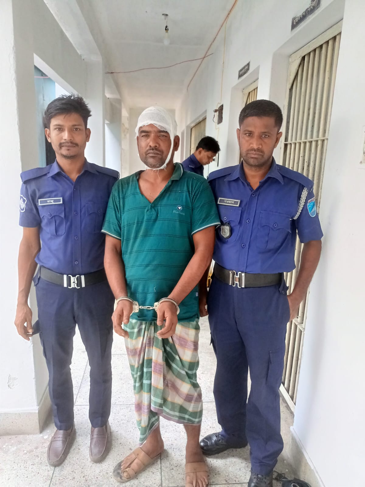 বিশেষ অভিযানে গরুসহ পিকআপ ছিনতাই এর ঘটনায় পেশাদার ছিনতাইকারী চক্রের মুলহোতা আটক