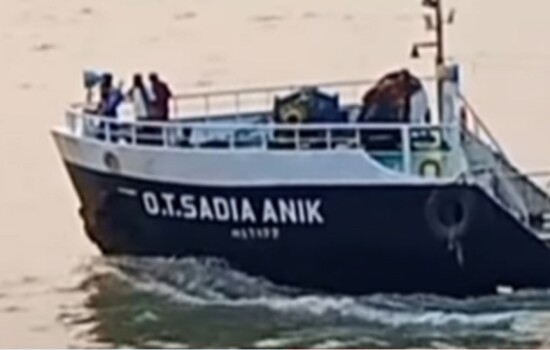 চাঁদপুরে নদীতে তেলবাহী জাহাজে আগুন