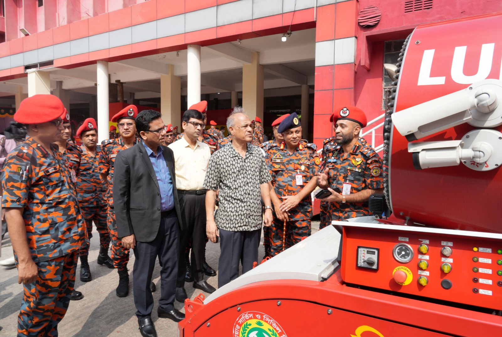 স্বরাষ্ট্র মন্ত্রণালয়ের মাননীয় উপদেষ্টার ফায়ার সার্ভিস অধিদপ্তর পরিদর্শন করেন