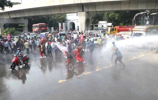 শাহবাগে ৩৫ প্রত্যাশীদের পুলিশের ধাওয়া