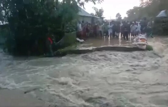 প্রবল স্রোতে ভেঙ্গে গেল পূর্বধলার দামপাড়া বেড়িবাঁধ