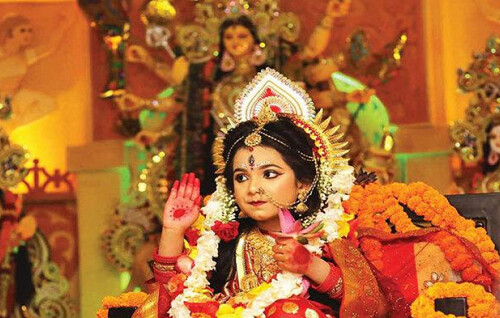 ঢাক-ঢোল আর উলুধ্বনিতে চলছে দেবী দুর্গার আরাধনা