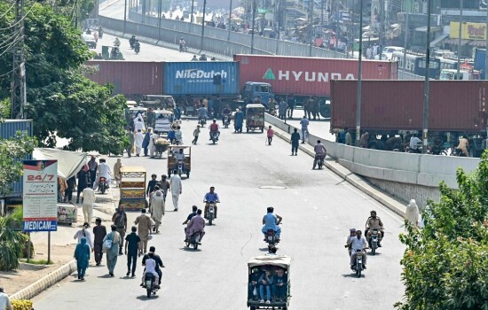 পাকিস্তানে দফায় দফায় সংঘর্ষ, মোতায়েন হচ্ছে সেনাবাহিনী