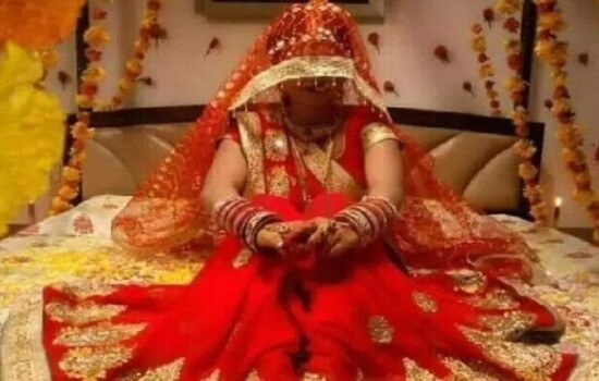 খুলনায় বাড়ির মালিক ও রাজমিস্ত্রির বউ বদল!