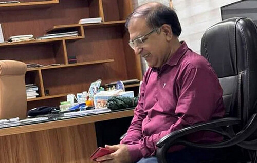 জাবি অধ্যাপক ফরিদ আহমদকে পুলিশে দিলেন জবি শিক্ষার্থীরা