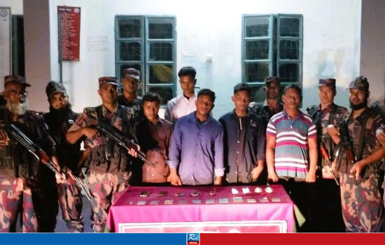 ভারতে পালানোর সময় ৫ বাংলাদেশি আটক