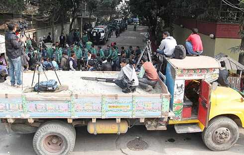 খালেদা জিয়ার বাসার সামনে বালুর ট্রাক: শেখ হাসিনার বিরুদ্ধে অভিযোগ