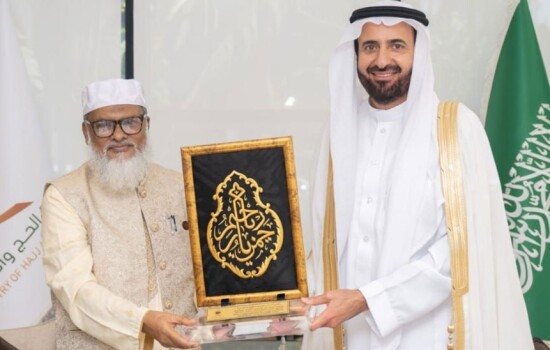 কাবা শরিফের গিলাফ উপহার পেলেন ধর্ম উপদেষ্টা