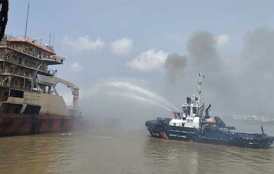 তেলবাহী জাহাজে অগ্নিকাণ্ড, ৮ সদস্যের তদন্ত কমিটি গঠন