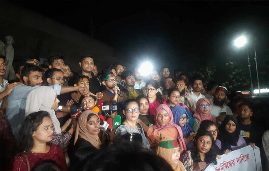 ‘চুপ্পু সাহেব, এখনও সময় আছে, বঙ্গভবনের বিলাসিতা ছেড়ে নিজের পথ দেখুন।’রাষ্ট্রপতিকে হাসনাত