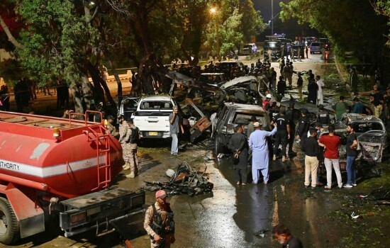 পাকিস্তানে বিমানবন্দরে বোমা বিস্ফোরণ, নিহত ৩