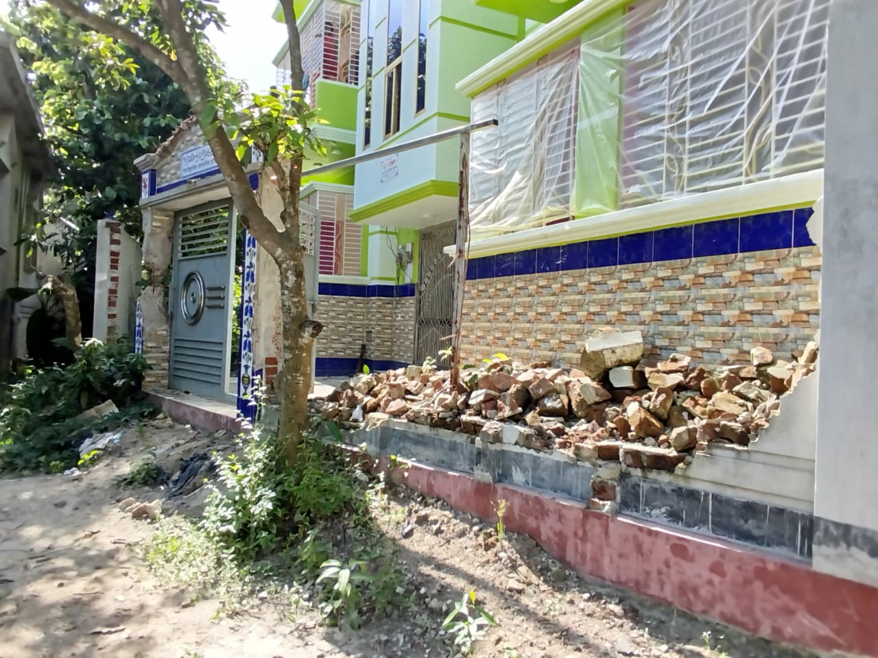 চাঁদা না দেওয়ায় প্রবাসীর বাড়িতে রবিউল বাহীনির হামলা ভাংচুর