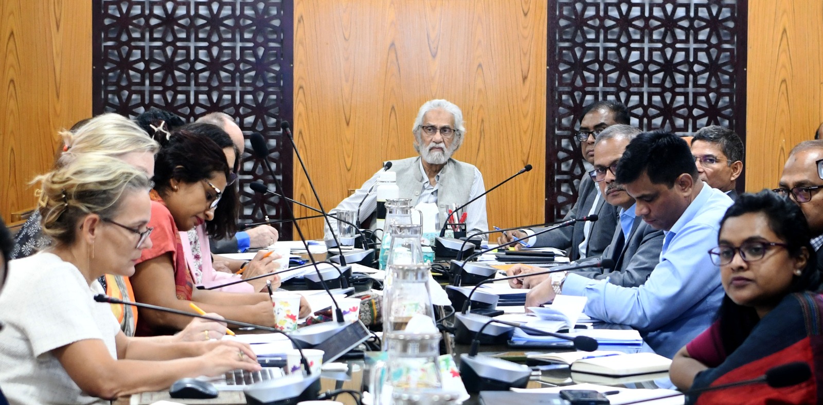 নিজ দেশের মানুষের বিরুদ্ধে বুলেট ব্যবহার করা যায় না -স্থানীয় সরকার উপদেষ্টা