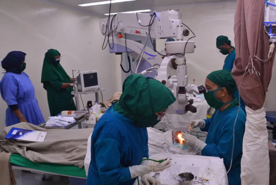 *বসুন্ধরা চক্ষু হাসপাতালে বিনা খরচে ৩৭ জনের চোখ অপারেশন*