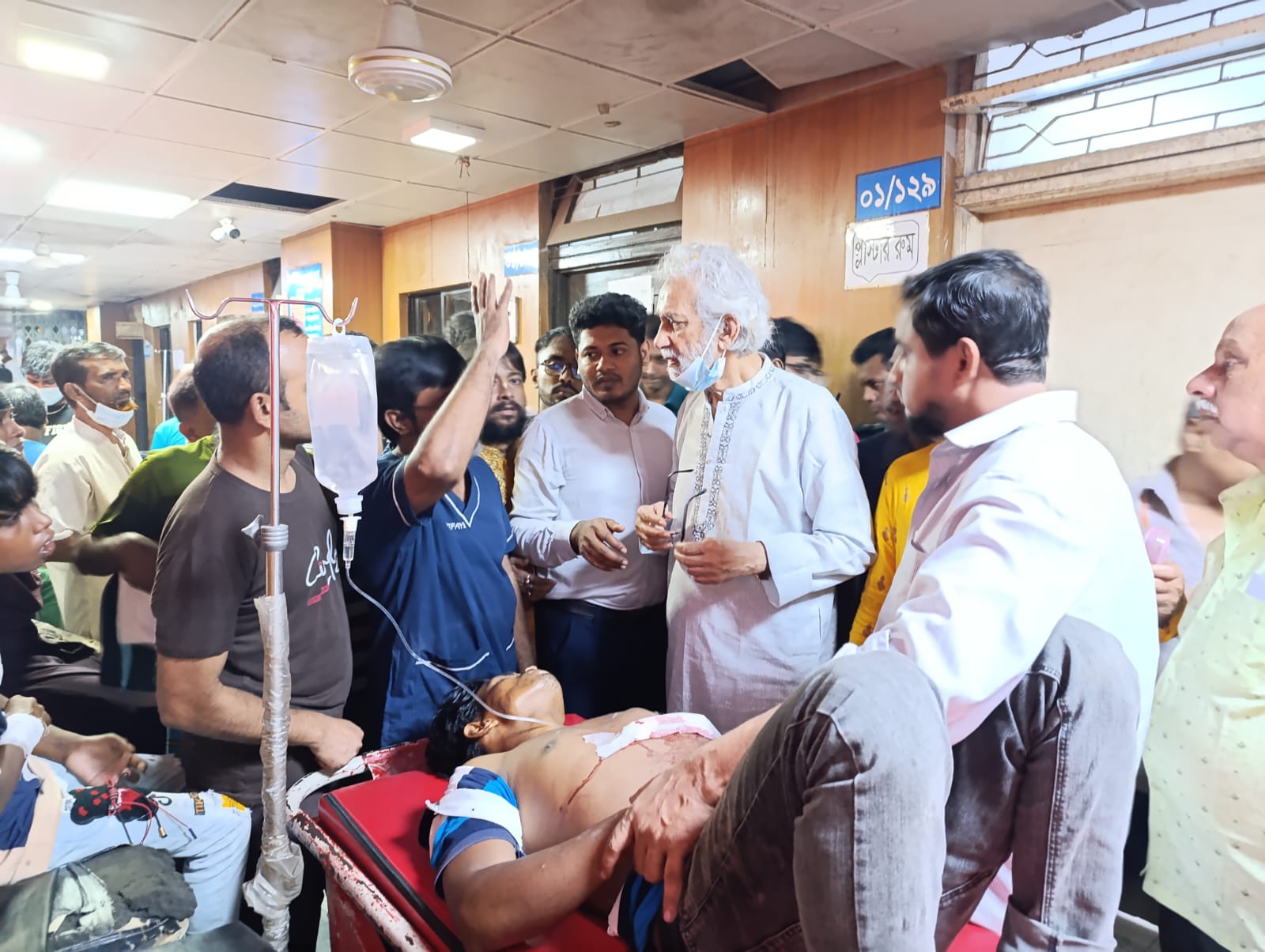 “তাঁতিবাজারে মণ্ডপে আহতদের দেখতে গেলেন স্থানীয় সরকার উপদেষ্টা”