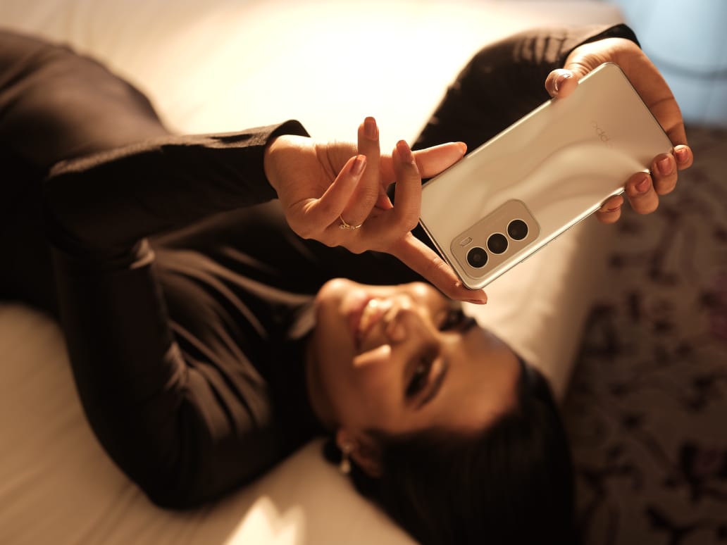 *অপো নিয়ে এলো নতুন রেনো১২ ৫জি*