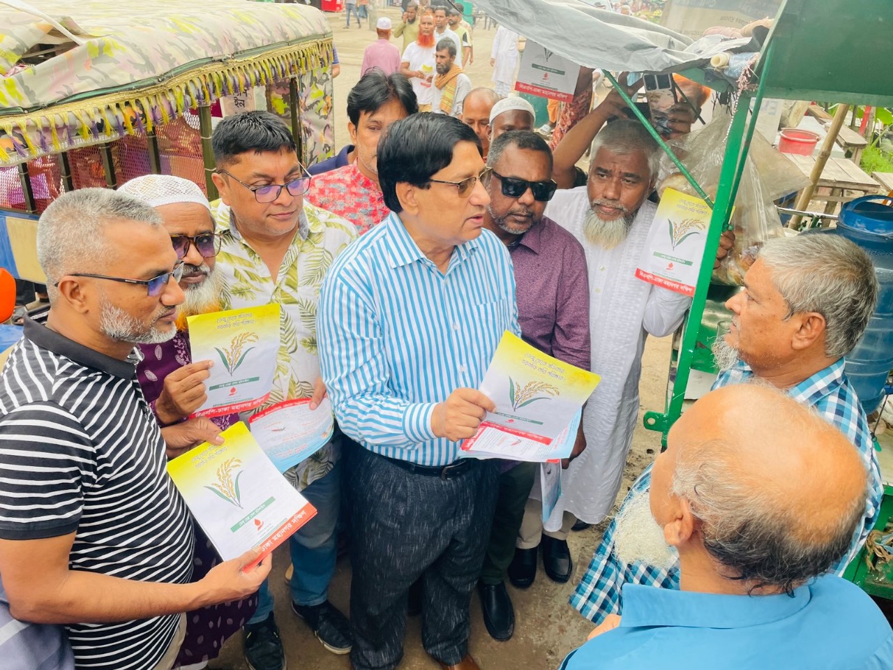 ডেঙ্গু চিকিৎসা ও প্রতিরোধে জনসচেতনতায় ঢাকার ডেমরায় বিএনপি নেতা নবী উল্লাহ নবী’র লিফলেট বিতরণ