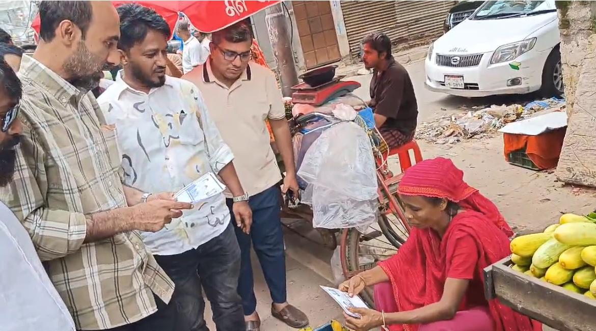 পল্লবীতে ডেঙ্গু প্রতিরোধে স্বেচ্ছাসেবক দলের লিফলেট বিতরণ