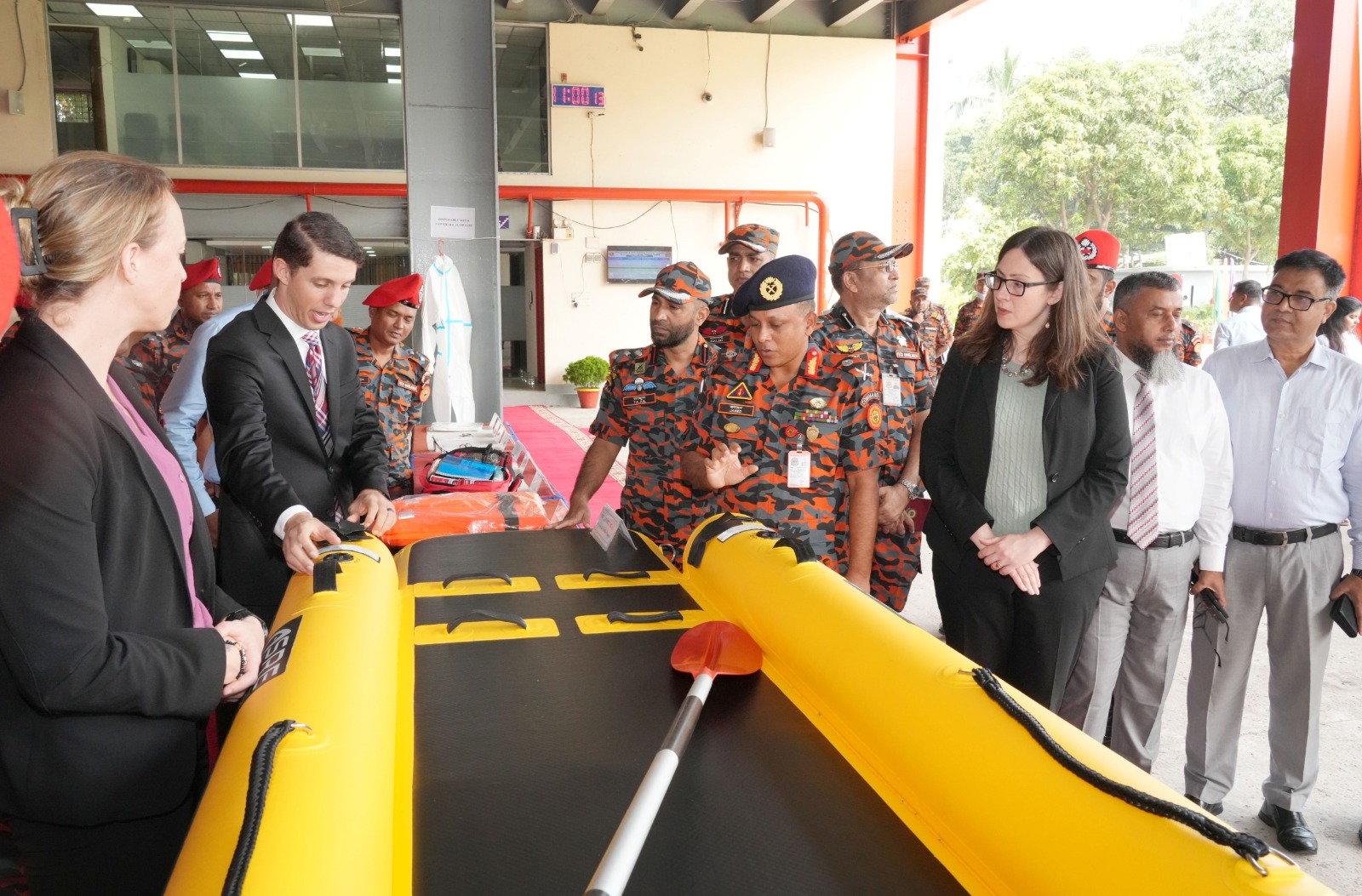 ফায়ার সার্ভিসকে ইউএস অ্যাম্বাসির উদ্ধার সাজ-সরঞ্জাম হস্তান্তর