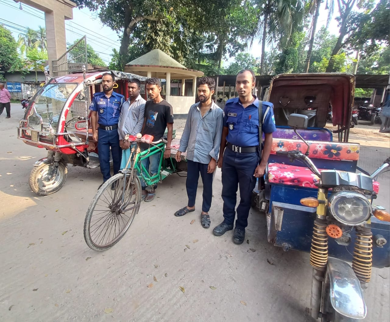 শেরপুরে চোরাই ইজিবাইক, অটোরিক্সা, অটোভ্যান উদ্ধার, আটক ০৩ জন