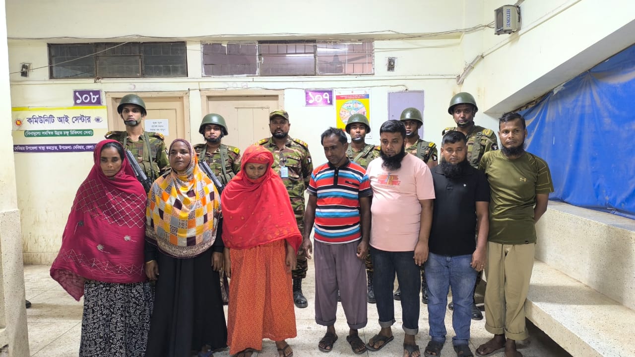 যৌথ বাহিনীর অভিযানে দেবিদ্বার উপজেলা স্বাস্থ্য কমপ্লেক্সে’র ৭ দালাল সদস্য আটক; ৩ মাসের কারাদণ্ড প্রদান