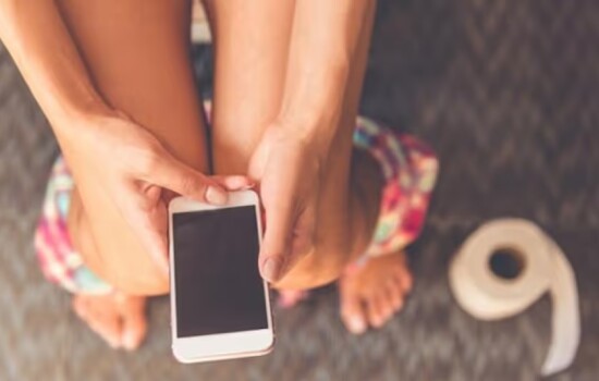 বাথরুমে মোবাইলফোন ব্যবহারে বাড়ছে কঠিন রোগের ঝুঁকি