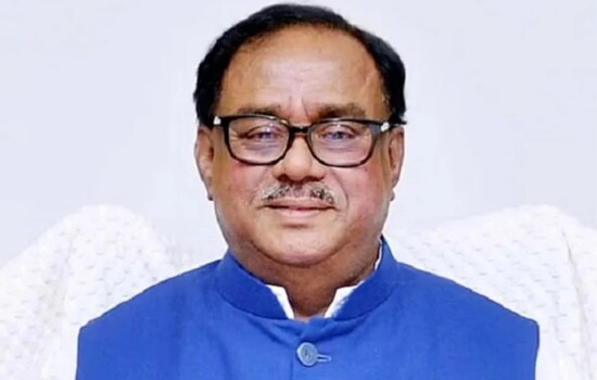 সাবেক খাদ্যমন্ত্রী সাধন চন্দ্র গ্রেফতার, নওগাঁয় মিষ্টি বিতরণ