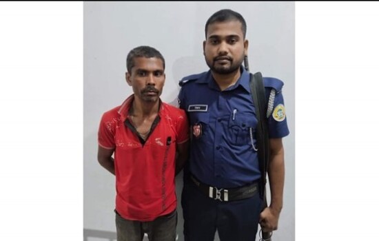 পূজা মণ্ডপের গেইট ভাংচুরের সময় হিন্দু যুবক আটক