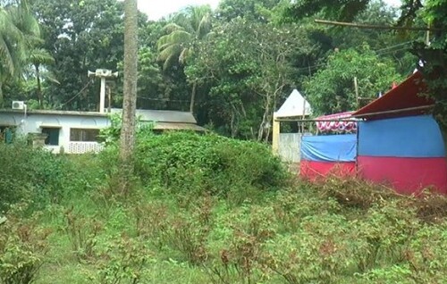 ৫৪ বছর ধরে একই আঙিনায় চলছে নামাজ ও পূজা