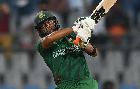 মাহমুদউল্লাহর ব্যাটিং দৃঢ়তায় বাংলাদেশের লড়াকু পুঁজি