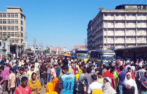 মহাসড়কে শ্রমিকরা: অচল ঢাকা-ময়মনসিংহ মহাসড়ক, ২১ কারখানায় ছুটি ঘোষণা