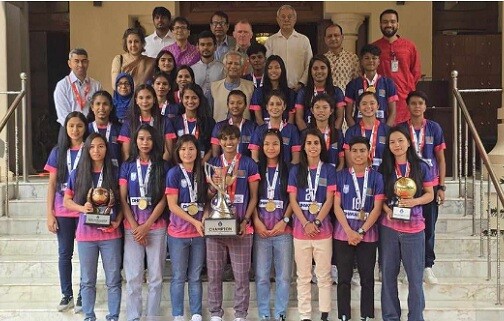 প্রধান উপদেষ্টার সংবর্ধনা পেলেন নারী ফুটবলাররা