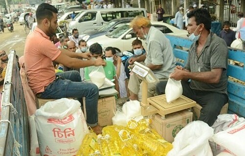 টিসিবির লাইনে মধ্যবিত্তের পাশাপাশি শিক্ষার্থীরাও
