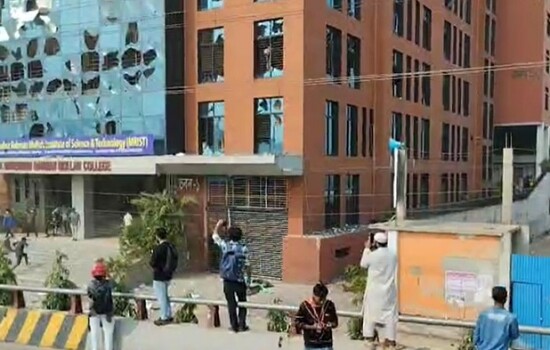 মোল্লা কলেজে বিক্ষুব্ধ শিক্ষার্থীদের ভাঙচুর