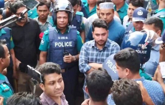 জবি শিক্ষার্থীদের দাবি পূরণের প্রতিশ্রুতি দিলেন উপদেষ্টা নাহিদ