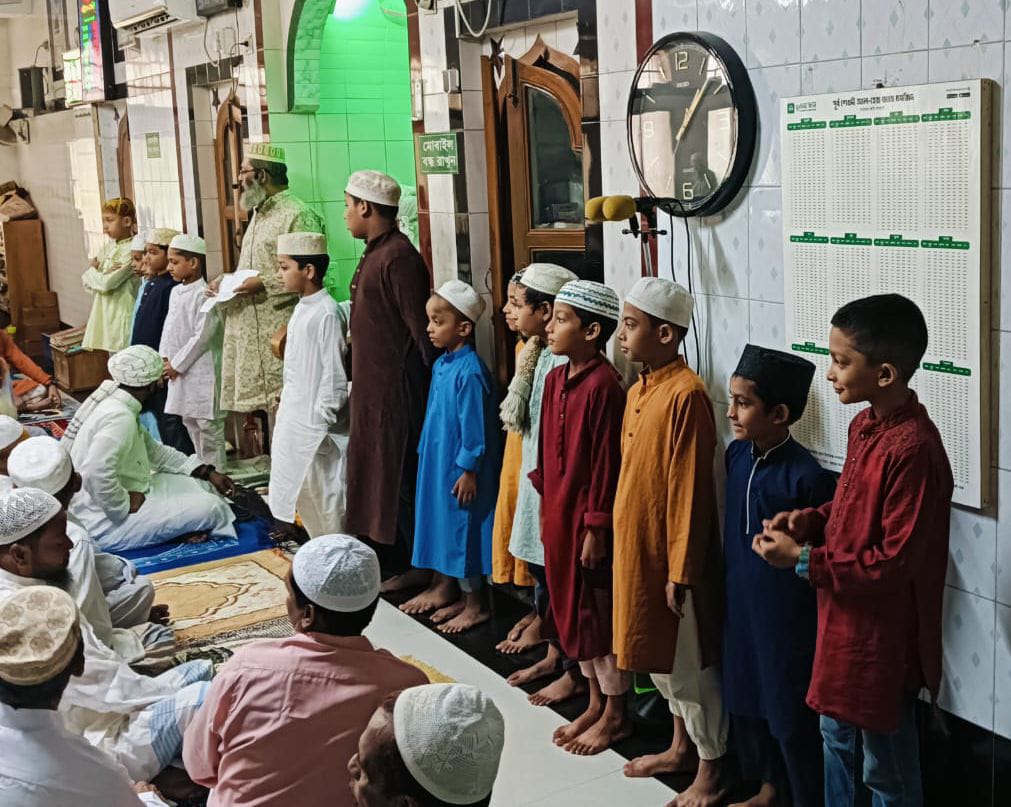 পুরস্কার এর বিনিময়ে শিশুদের কুরআন এবং নামাজ শিক্ষার উৎসব
