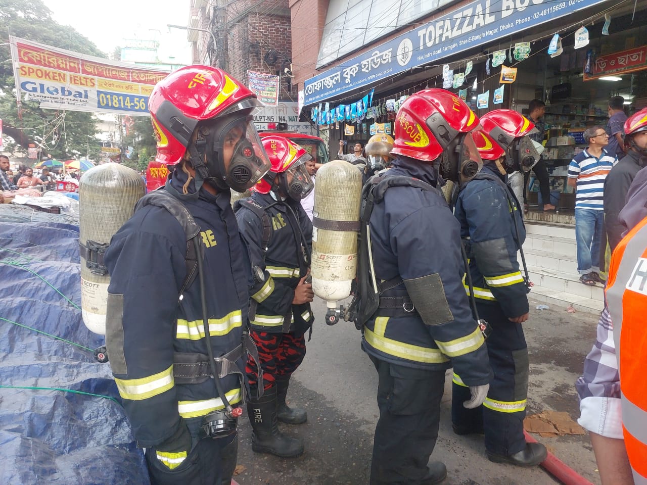 রাজধানীর ফার্মগেটে মার্কেন্টাইল ব্যাংকে আগুন