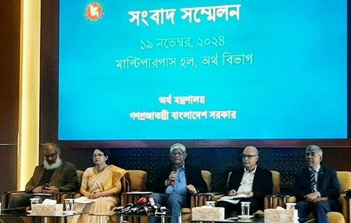 কিছু ব্যাংক খুঁড়িয়ে চললেও কোনোটি বন্ধ হবে না: অর্থ উপদেষ্টা