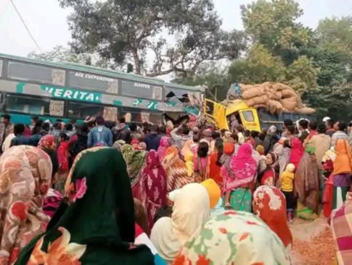 বীরগঞ্জে বাস- ট্রাকের মুখোমুখি সংঘর্ষে চালকসহ নিহত ৩, আহত ২০