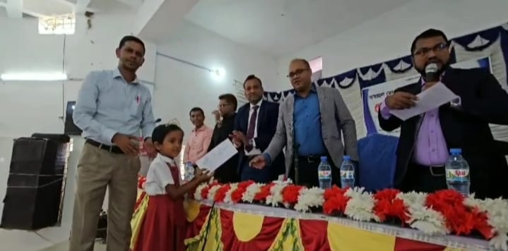 পটুয়াখালী জেলা গলাচিপায় শিক্ষার্থীদের মাঝে চেক বিতরণ