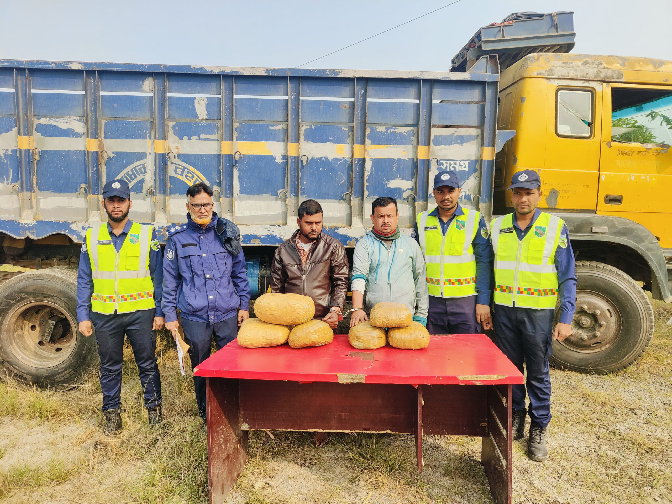 *১২(বারো) কেজি মাদকদ্রব্য (গাঁজা) সহ দুই মাদক কারবারি আটক*