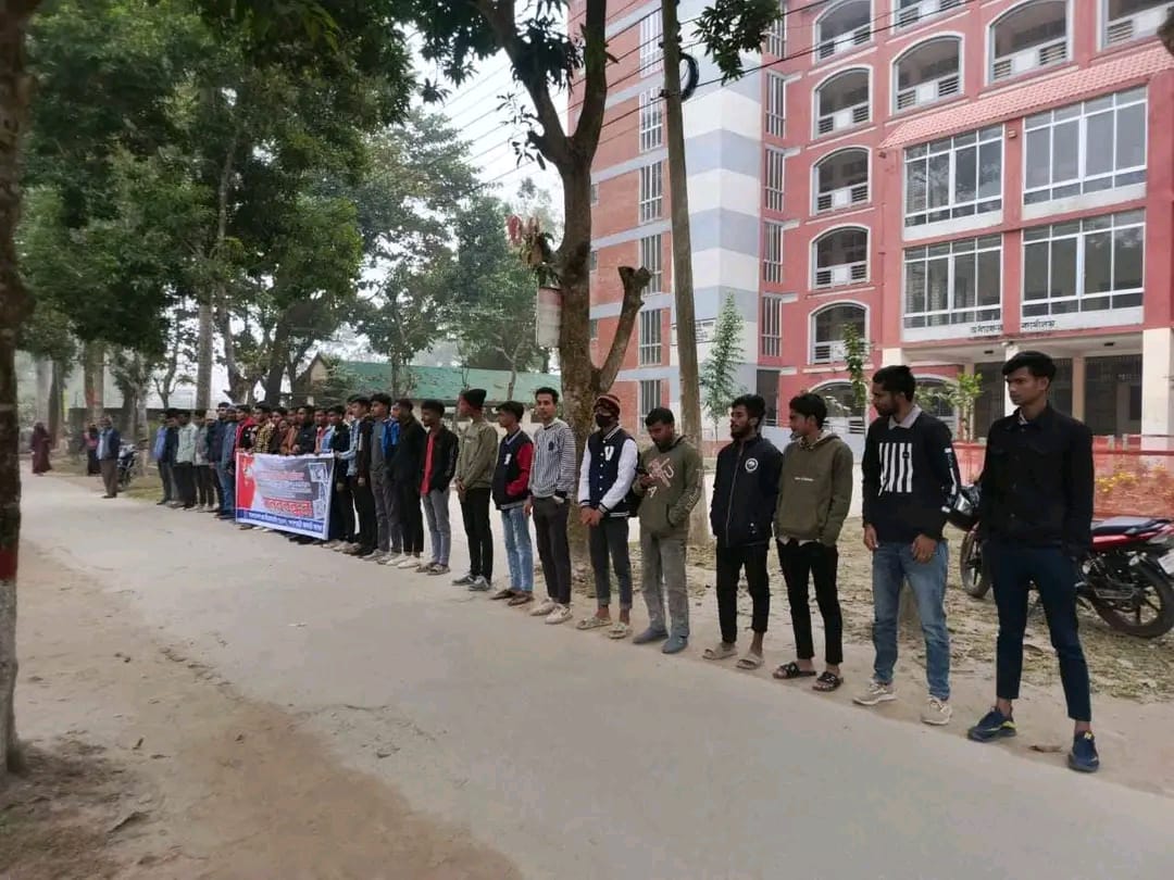 গাইবান্ধার পলাশবাড়ীতে ছাত্রদলের উদ্যোগে মানববন্ধন অনুষ্ঠিত হয়